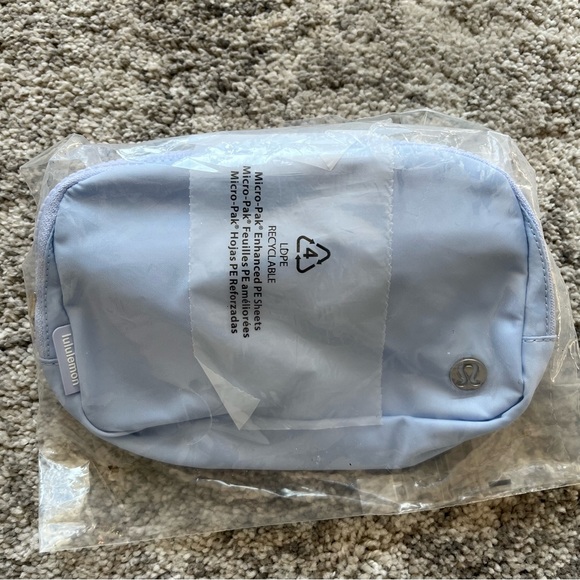 NWT LULULEMON Everywhere Belt Bag - Picture 2 of 3